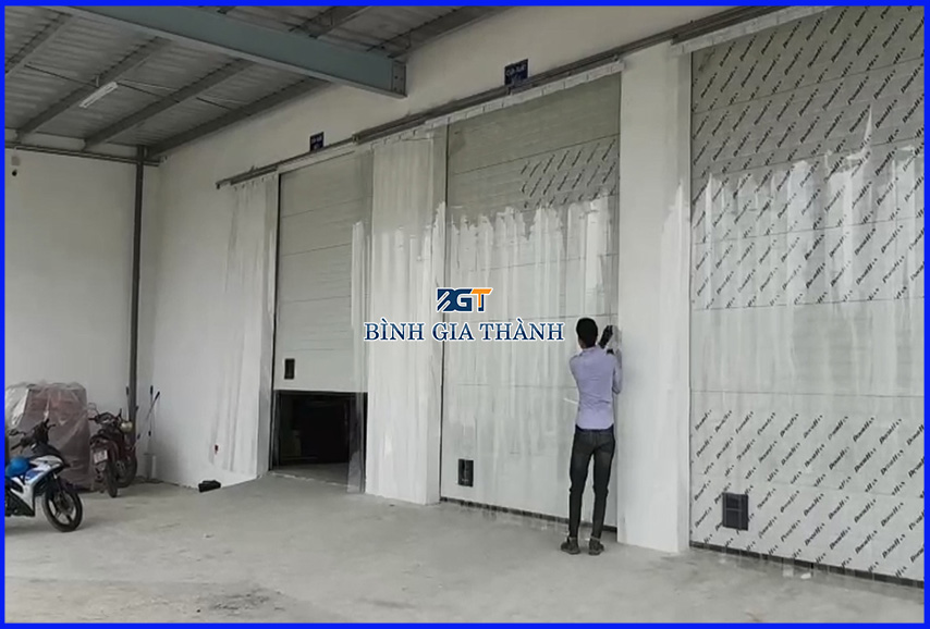 LẮP ĐẶT RÈM NHỰA CHỐNG THOÁT NHIỆT CHO KHO LẠNH - RÈM NHỰA PVC