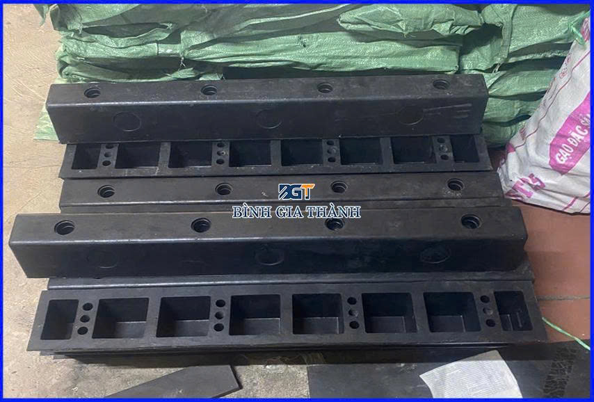 CỤC CHẶN LÙI XE 120x150x1000mm