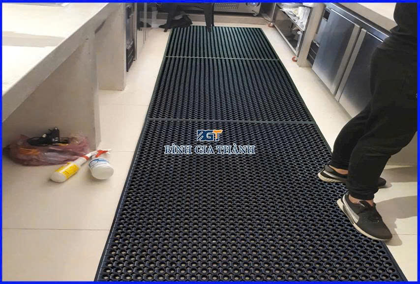 cao-su-trai-san-co-lo-thoat-nuoc