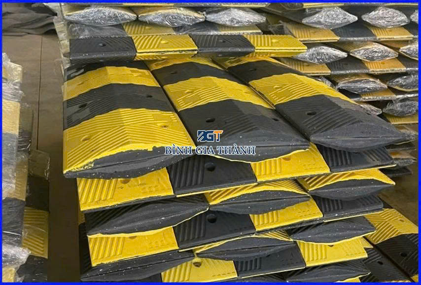 go-giam-toc-cao-su-mau-vang-den