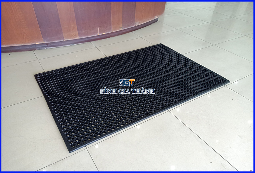 THẢM CAO SU LÓT SÀN CHỐNG TRƯỢT CÓ LỖ THOÁT NƯỚC THẢM CAO SU LÓT SÀN CHỐNG TRƯỢT CÓ LỖ THOÁT NƯỚC