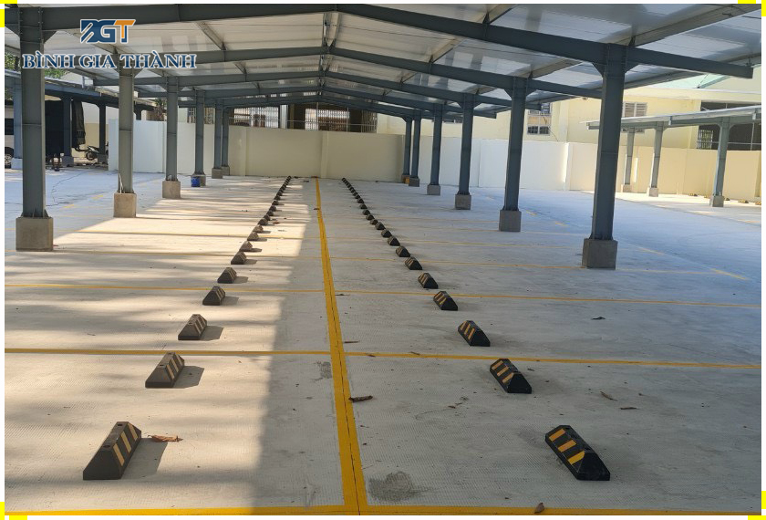 LẮP ĐẶT CỤC CHẶN BÁNH XE CỐ ĐỊNH LẮP ĐẶT CỤC CHẶN BÁNH XE CỐ ĐỊNH