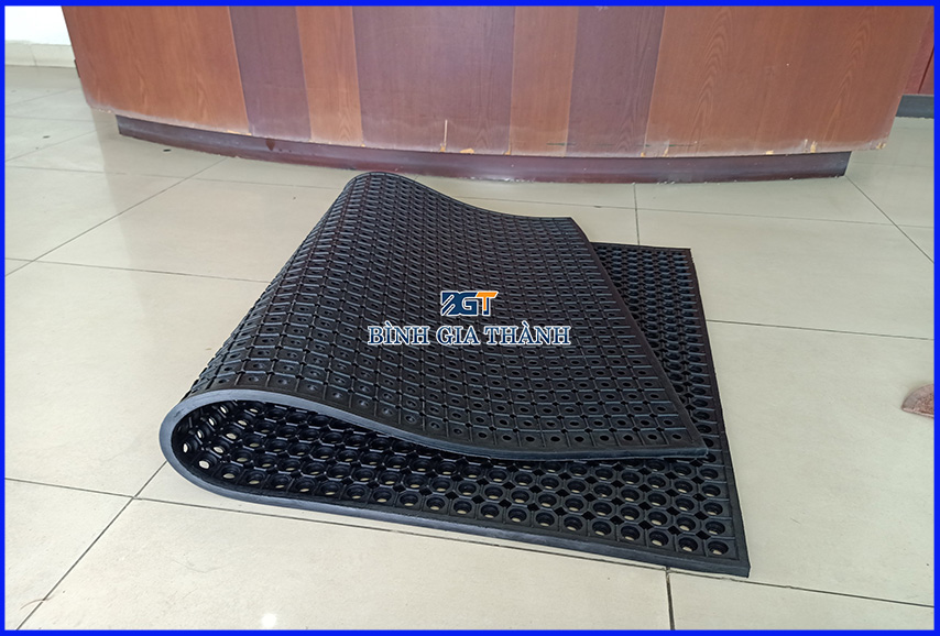 CAO SU CHỐNG TRƯỢT CÓ RÃNH THOÁT NƯỚC - TẤM CAO SU ĐEN GIÁ TỐT