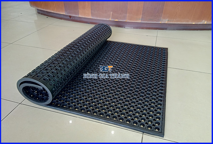 THẢM CAO SU LÓT SÀN CHỐNG TRƯỢT CÓ LỖ THOÁT NƯỚC THẢM CAO SU LÓT SÀN CHỐNG TRƯỢT CÓ LỖ THOÁT NƯỚC