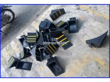 CỤC CHÈN BÁNH XE HÌNH TAM GIÁC