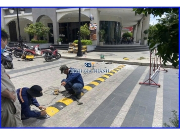GỜ GIẢM TỐC CAO SU ĐÚC NGUYÊN KHỐI MÀU VÀNG ĐEN