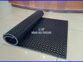 THẢM CAO SU LÓT SÀN CHỐNG TRƯỢT CÓ LỖ THOÁT NƯỚC