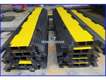 THIẾT BỊ LUỒN DÂY ĐIỆN TẠI SỰ KIỆN 2 RÃNH, 3 RÃNH, 5 RÃNH