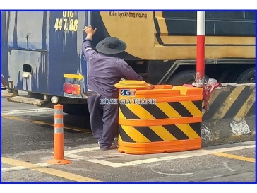 THÙNG NHỰA GIẢM CHẤN PHÂN LÀN GIAO THÔNG